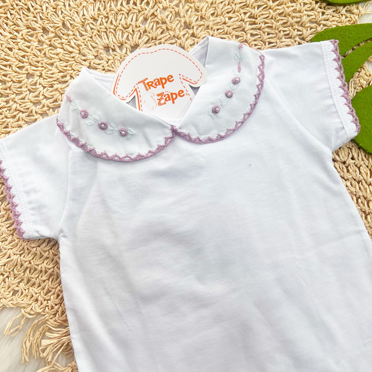   body branco com gola bordada florzinhas Lilás - Manga Curta